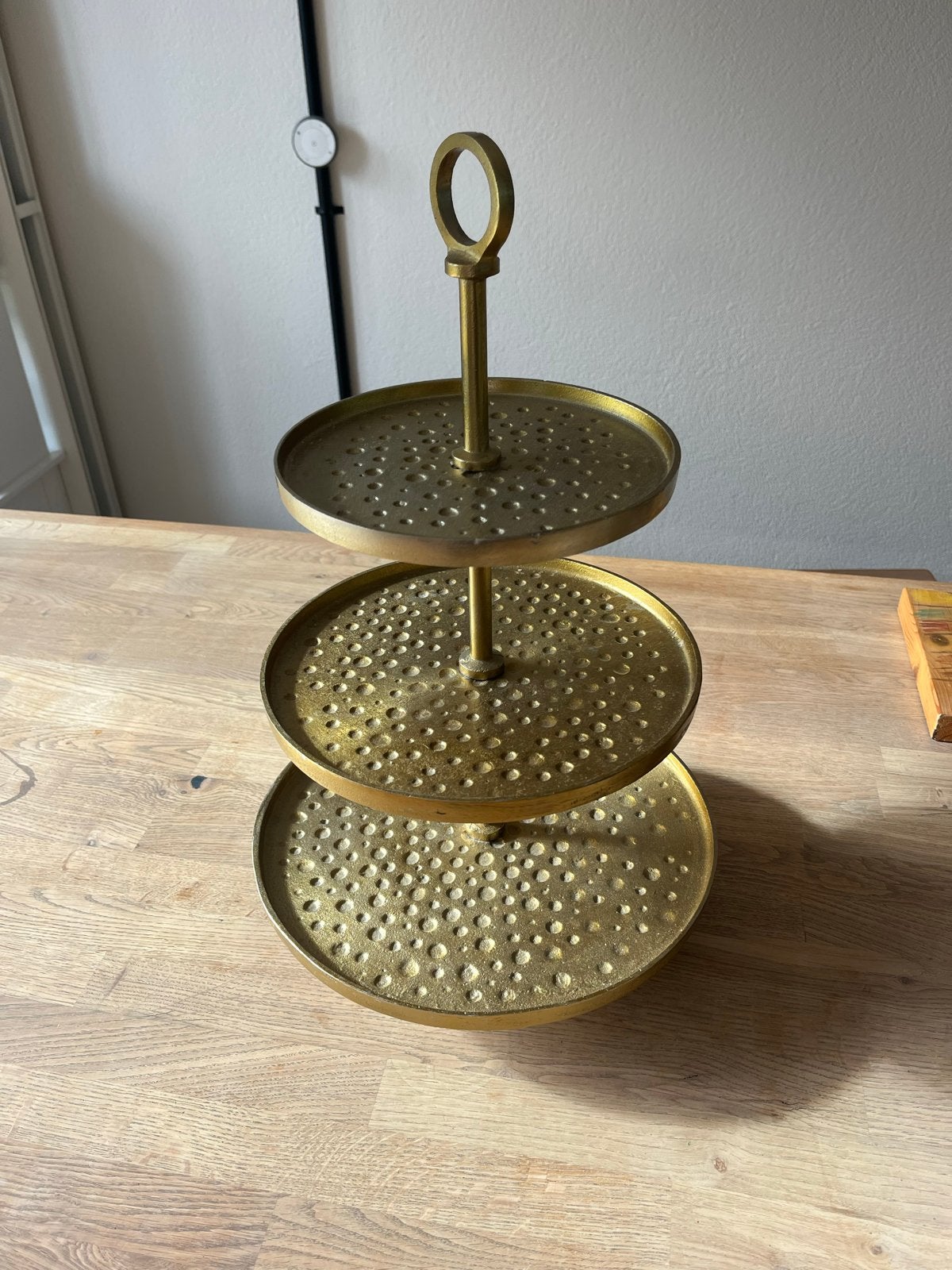 Gouden etagere met 3 lagen -Perfect voor hapjes en decoratie, Ophalen, Gebruikt, Met opstaande rand, Rond
