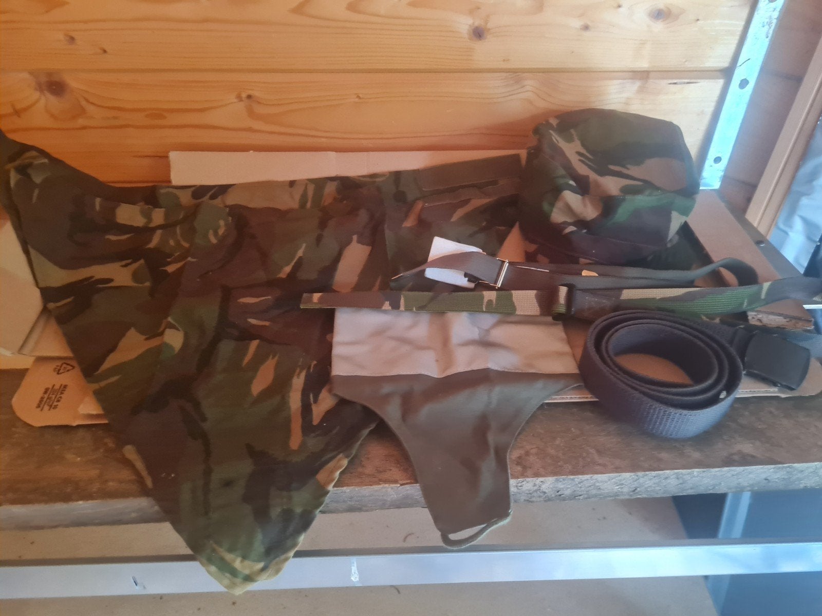 Militair kledingpakket: baret, riem en camouflagekleding, Ophalen of Verzenden, Landmacht, Nederland, Helm of Baret
