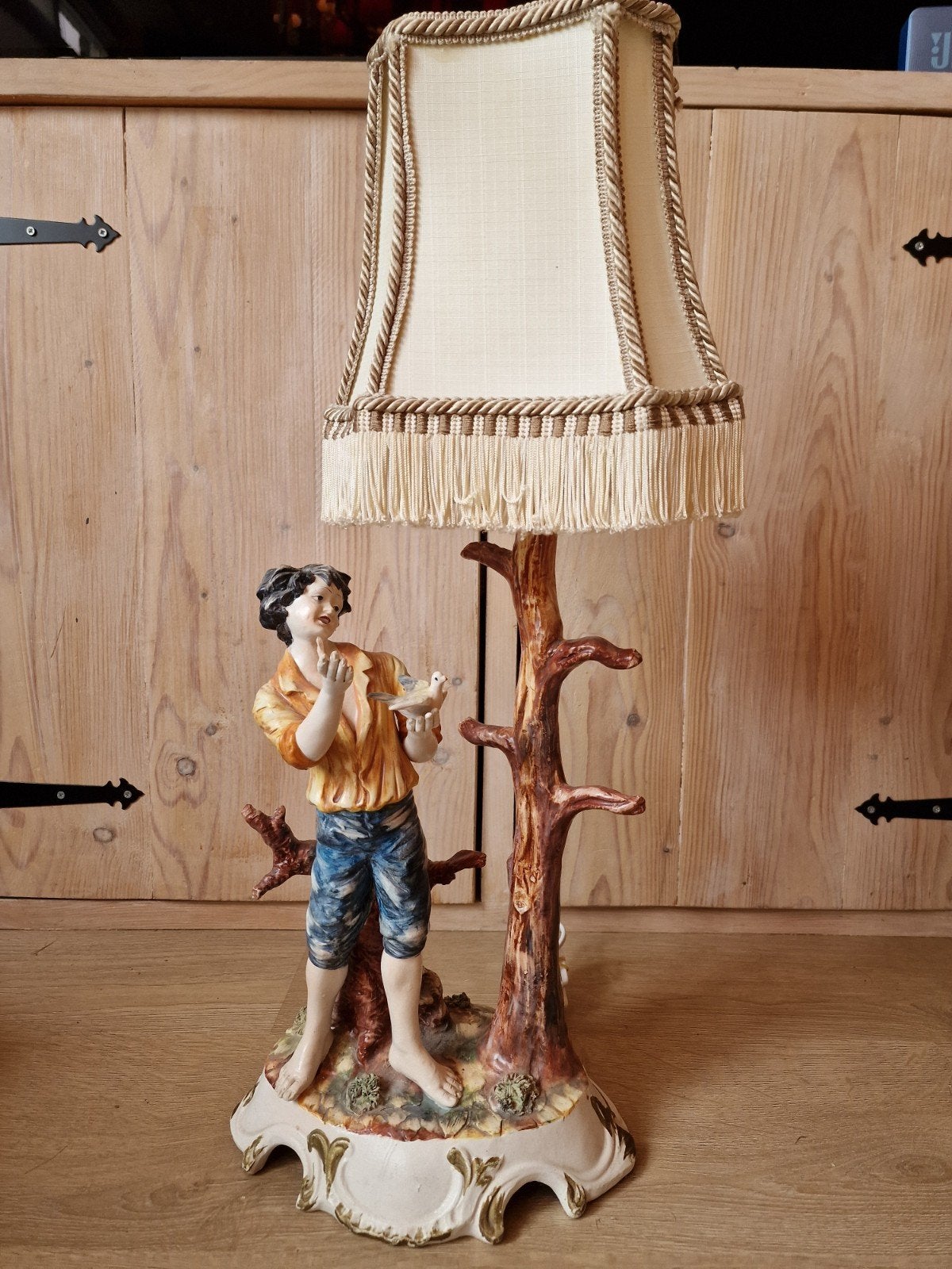 Capodimonte Tafellamp met Jongen en Duif, Ophalen