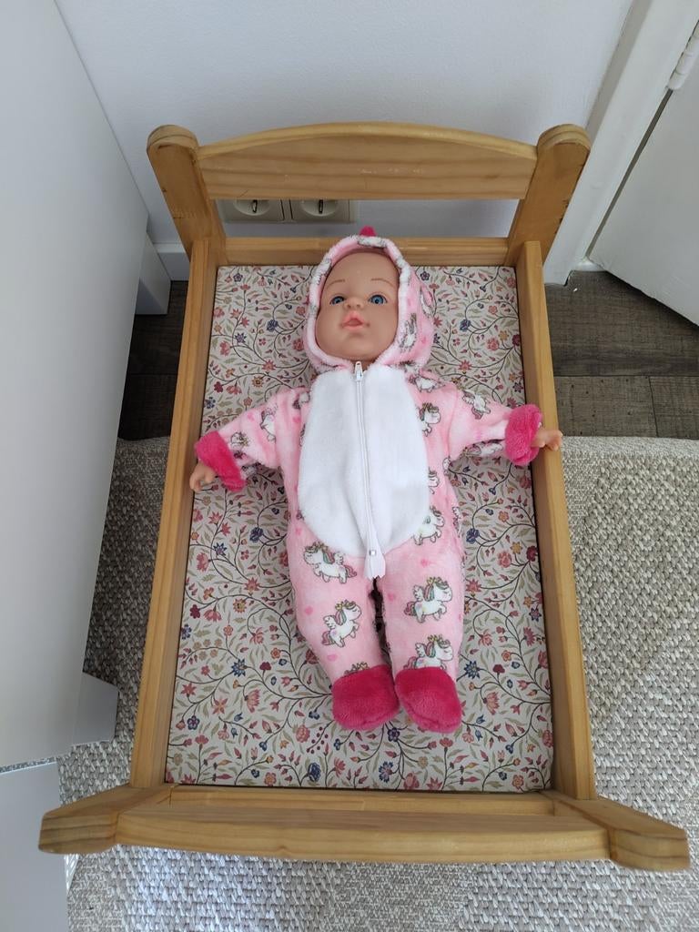 Ikea poppenbedje DUKTIG + pop + poppen unicorn onesie, Kinderen en Baby's, Speelgoed | Poppen, Ophalen, Gebruikt, Overige typen