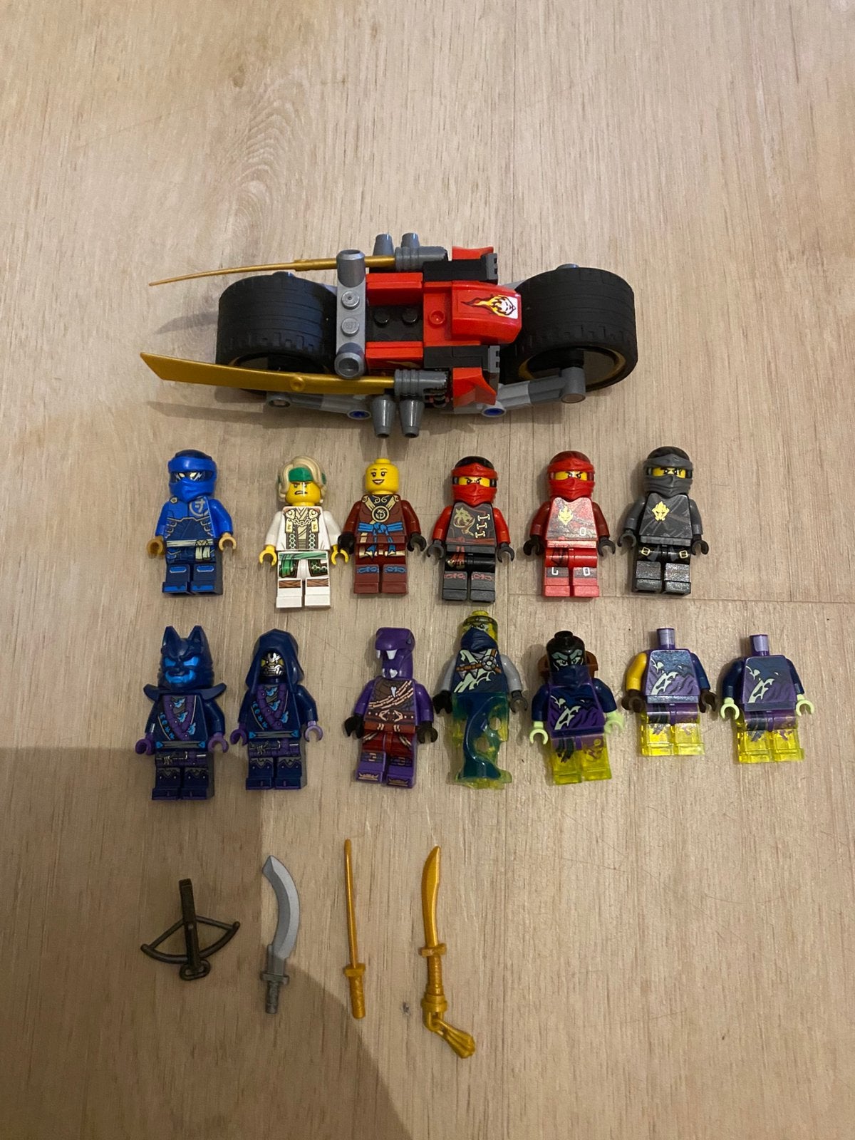 Lego ninjago 13 minifiguren plus extra motor, Gebruikt, Lego, Ophalen of Verzenden, Minifiguur