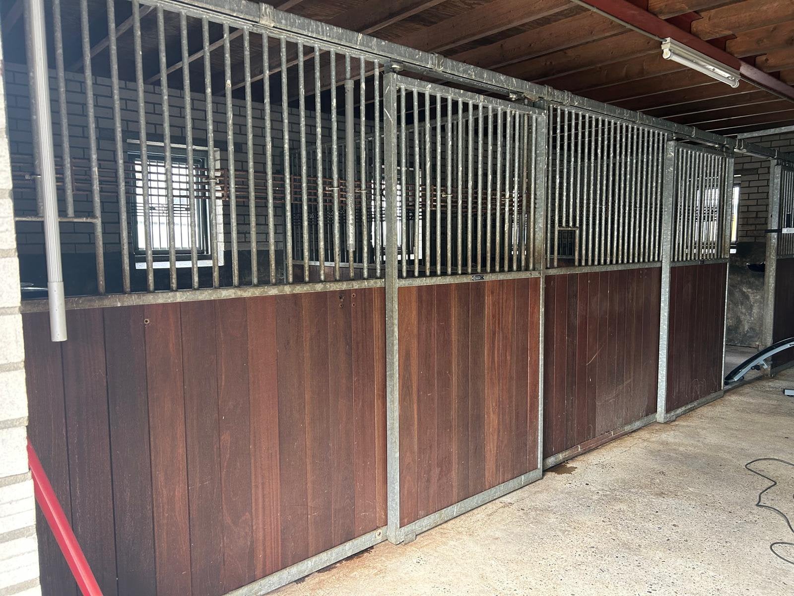 Corton paardenboxen, 2 of 3 paarden of pony's