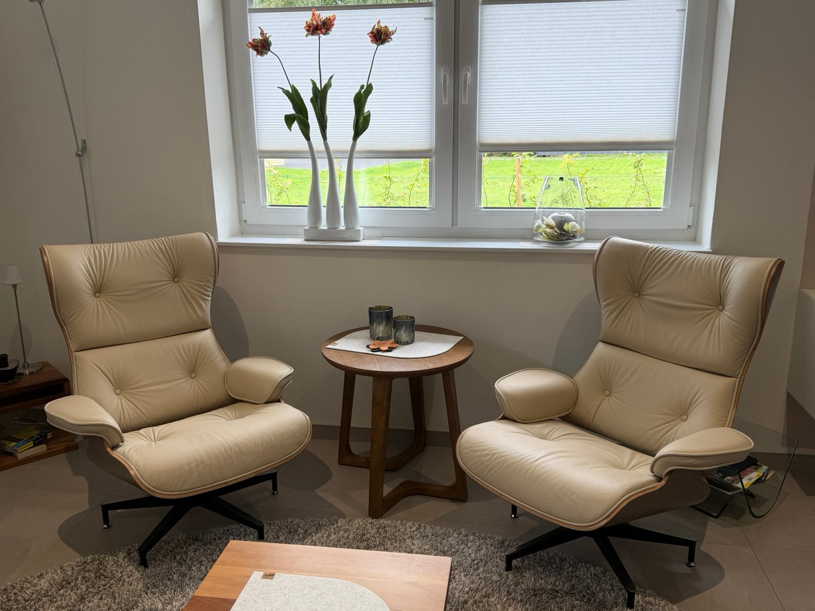 Te koop: twee exclusieve Lounge Chairs, beige leer., Ophalen, Nieuw, Leer