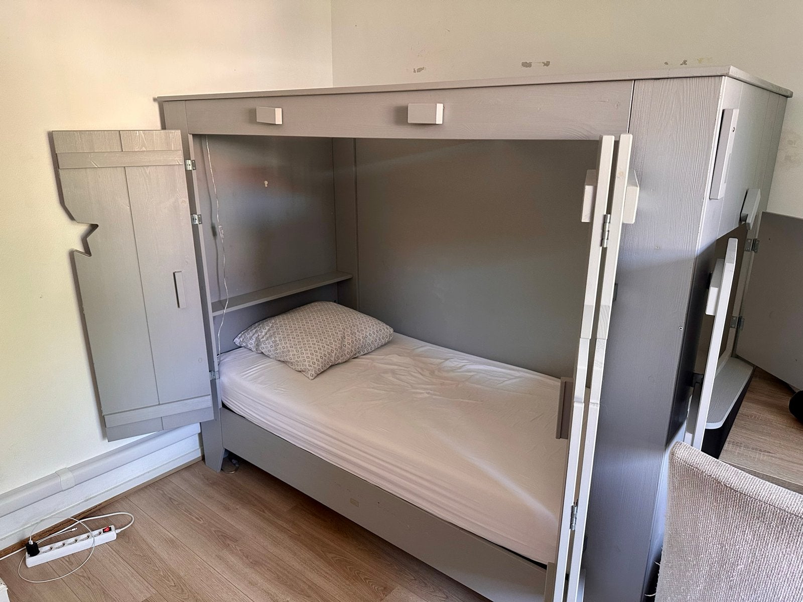 Stoer! Bedstee met matras deuren, achterwand en luiken, Gebruikt, 90 cm, Eenpersoons, Bedstee