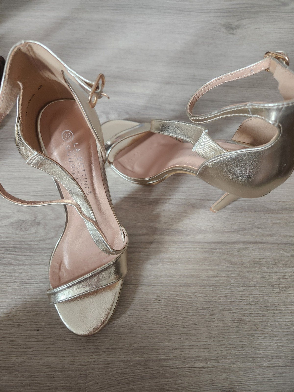 Gouden sandalen met hoge hakken - Maat 38, Kleding | Dames, Schoenen, Overige kleuren, Ophalen of Verzenden, La bottine, Schoenen met hoge hakken