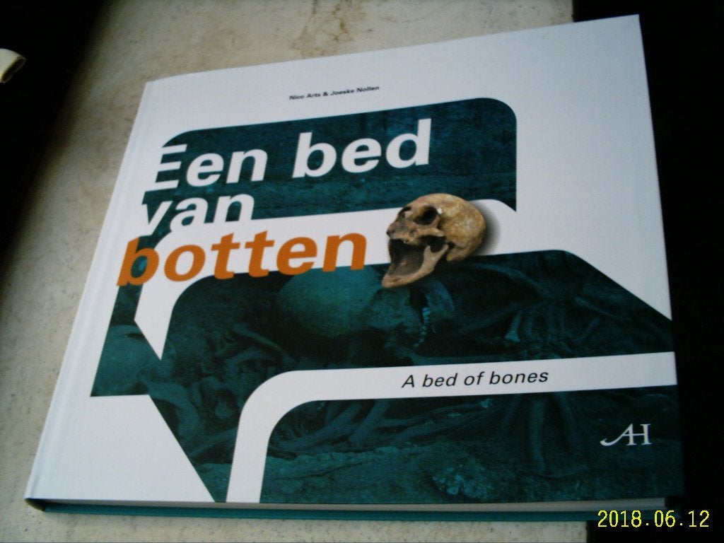 Een bed vol botten (Eindhoven)., Ophalen of Verzenden, Zo goed als nieuw