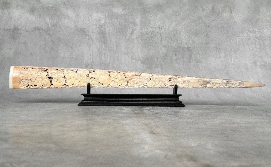 Prachtige uitgesneden zwaardvistand op sokkel 79 cm lang koi, Antiek en Kunst, Ophalen of Verzenden