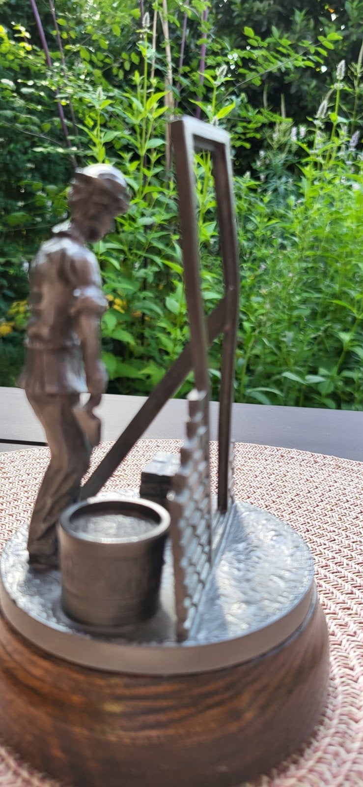Tinnen beeldje van een metselaar op houten sokkel, Antiek en Kunst, Minder dan 20 cm, Ophalen of Verzenden, Op sokkel, Beeld