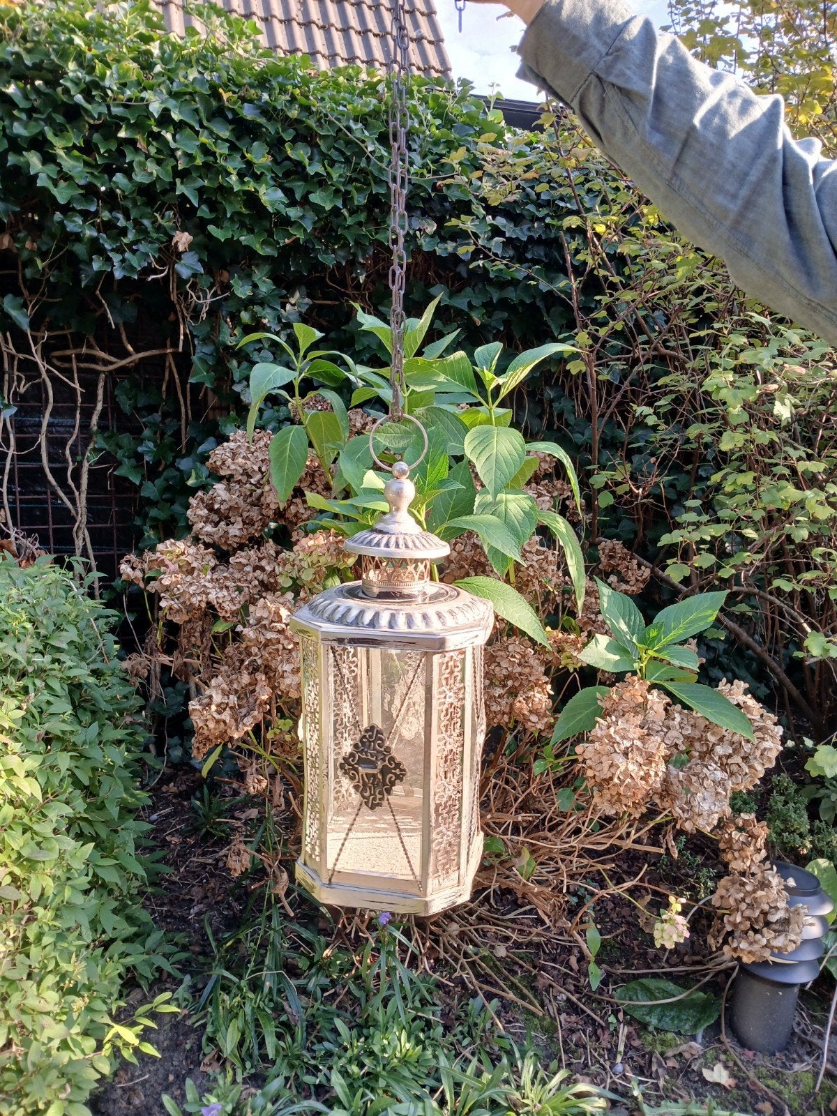 Lantaarn aan ketting geeft mooi licht. Ijzer en glas, Ophalen of Verzenden