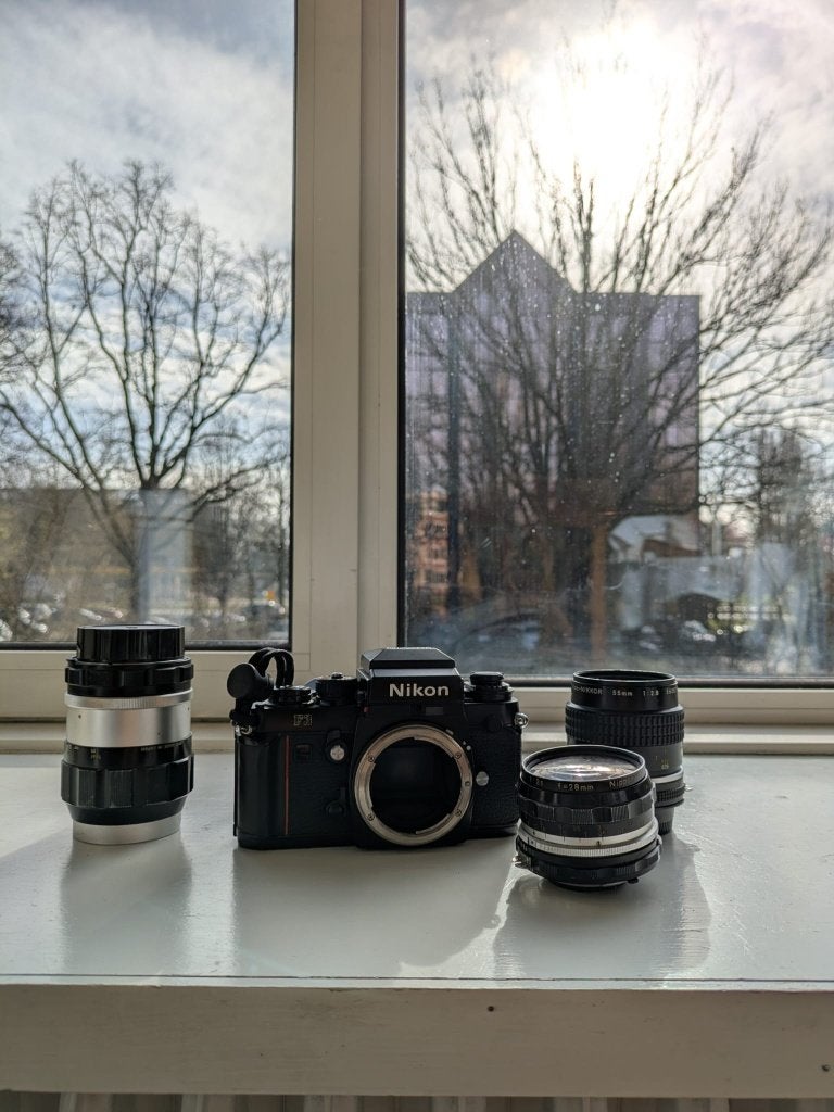Nikon F3 Body + 3 Nikkor Prime Lenses (28mm, 55mm, 135mm), Audio, Tv en Foto, Fotocamera's Analoog, Ophalen of Verzenden, Gebruikt