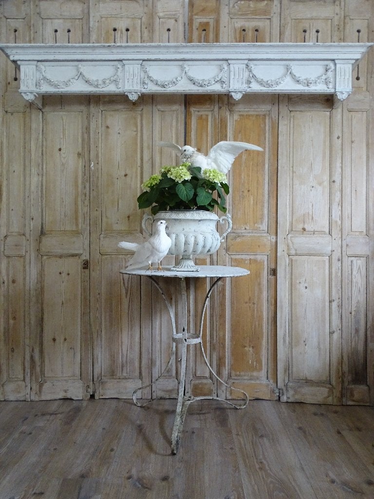 Oude houten koof met guirlandes, Ophalen