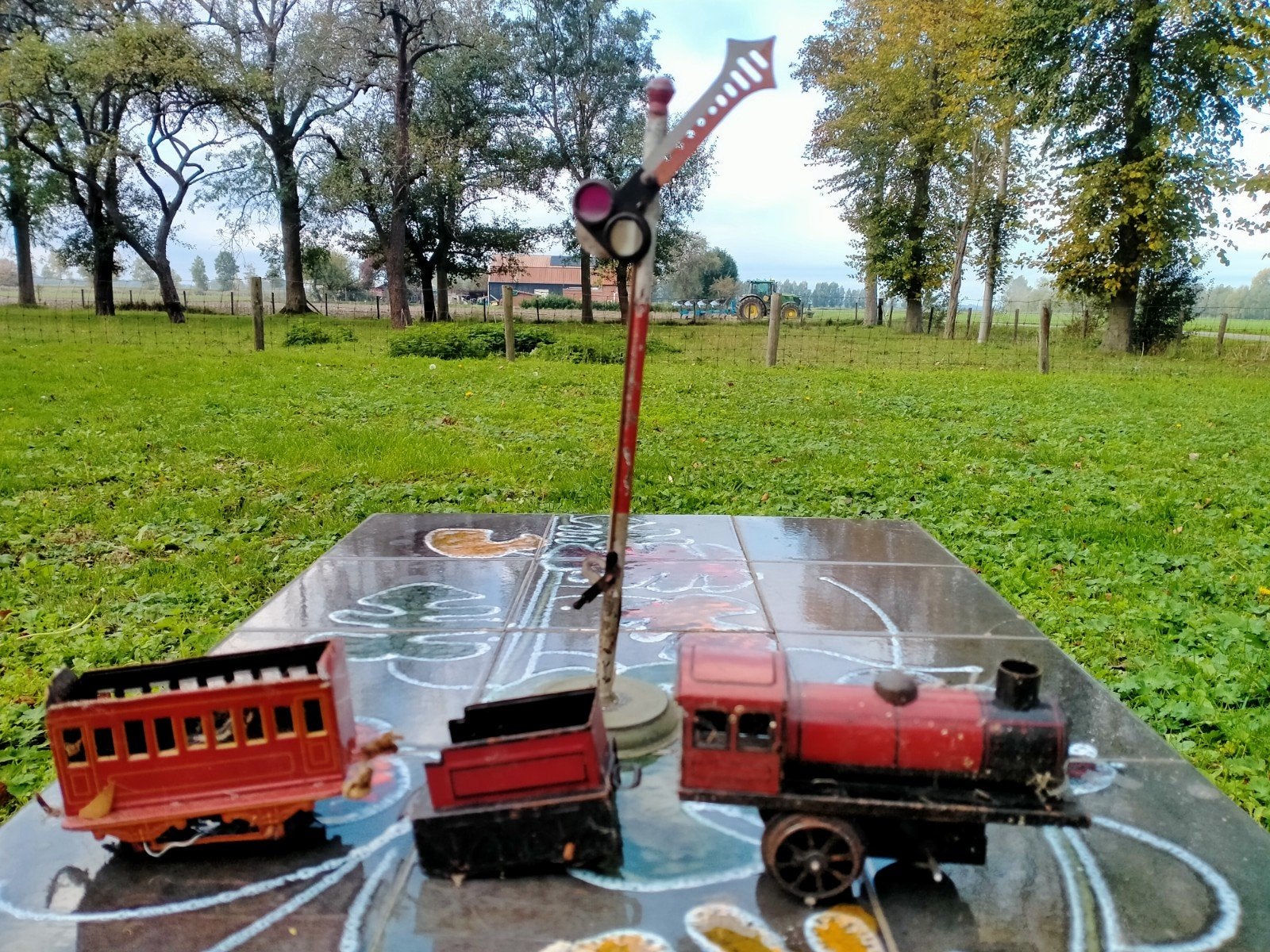 Vintage Speelgoed Trein met Wagon en Spoorwegsein, Antiek en Kunst, Ophalen of Verzenden