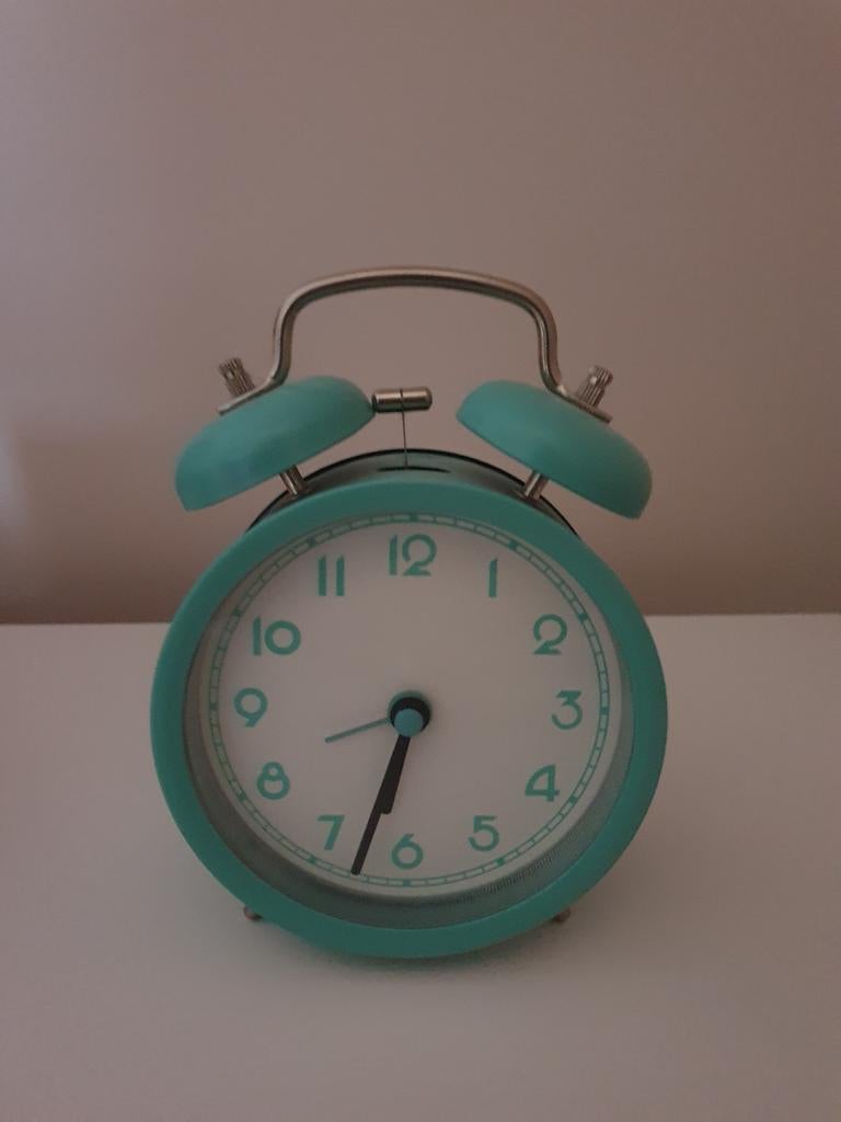 Leuke turquoise wekker IKEA, Ophalen of Verzenden, Zo goed als nieuw, Analoog, Wekker of Tafelklok