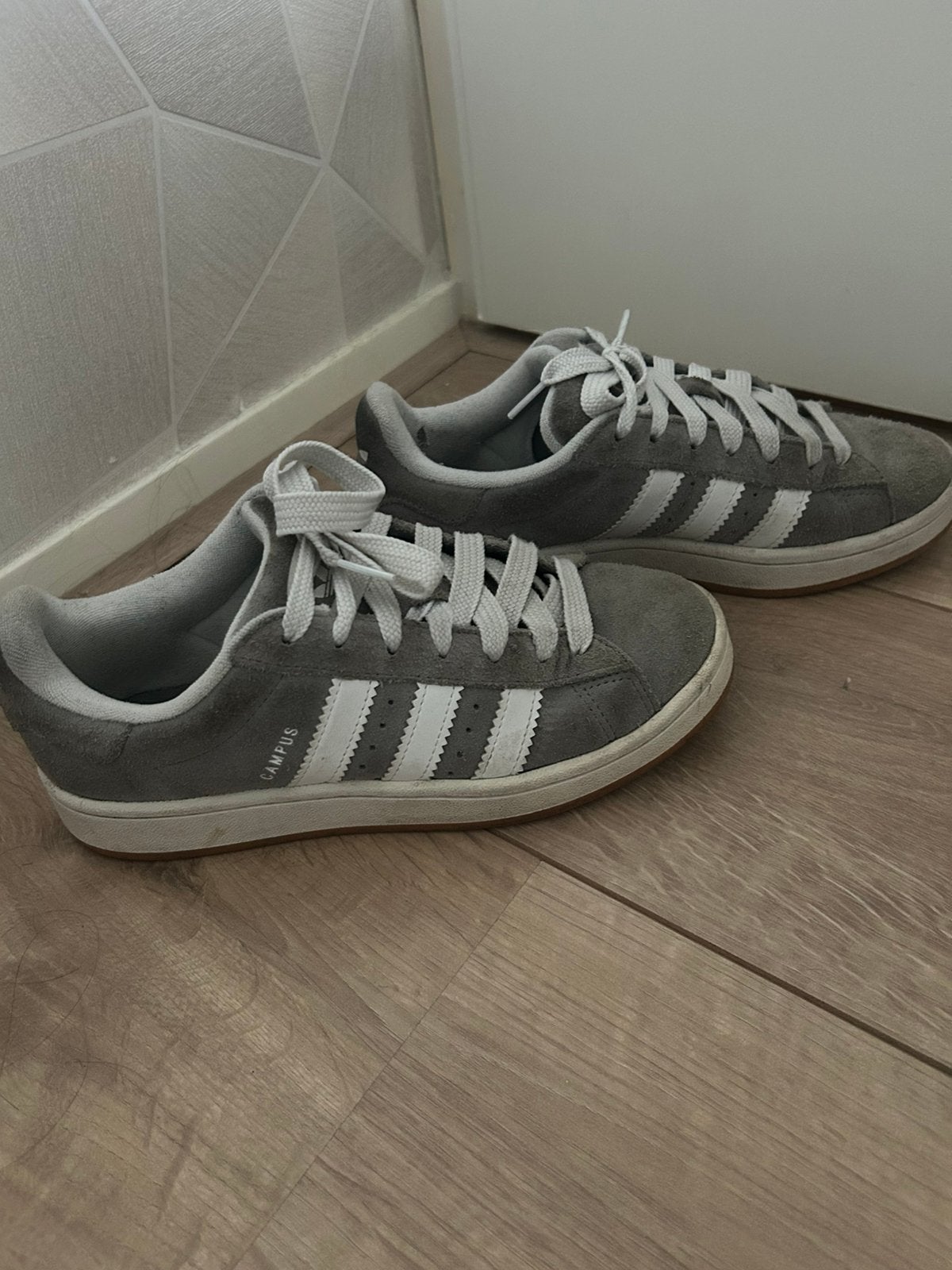 Adidas Campus grijs, Ophalen of Verzenden, Sneakers of Gympen, Grijs, Gedragen