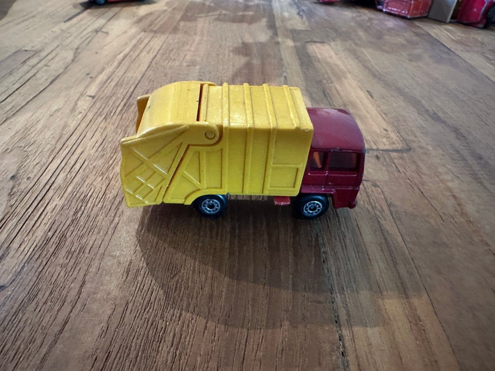 Matchbox vuilniswagen rood/geel, Ophalen of Verzenden