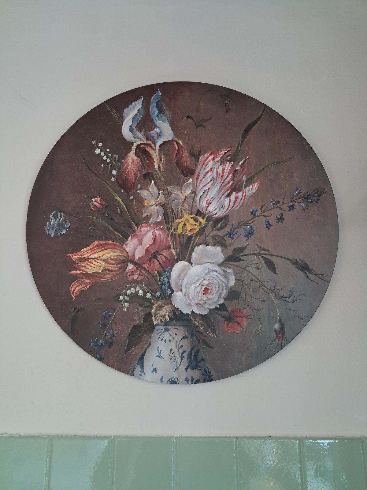 Rond schilderij met bloemenvaas - 55 cm breed, Huis en Inrichting, 50 – 75, Gebruikt, Ophalen of Verzenden, Schilderij