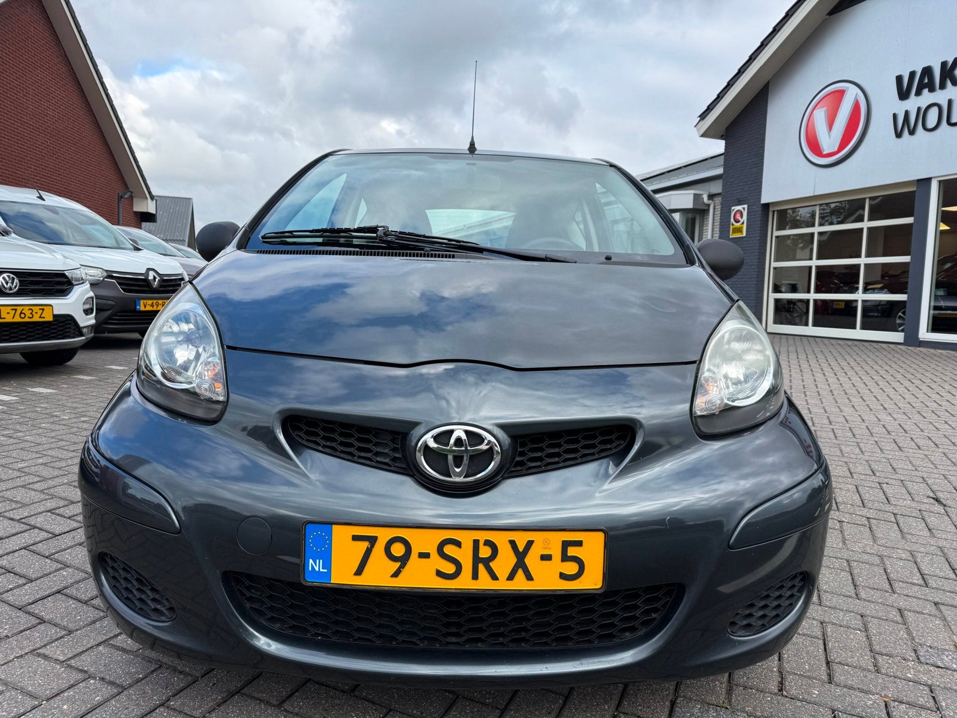 Toyota Aygo 1.0-12V Now RIJKLAARPRIJS!, Auto's, Voorwielaandrijving, Euro 5, Stof, Gebruikt