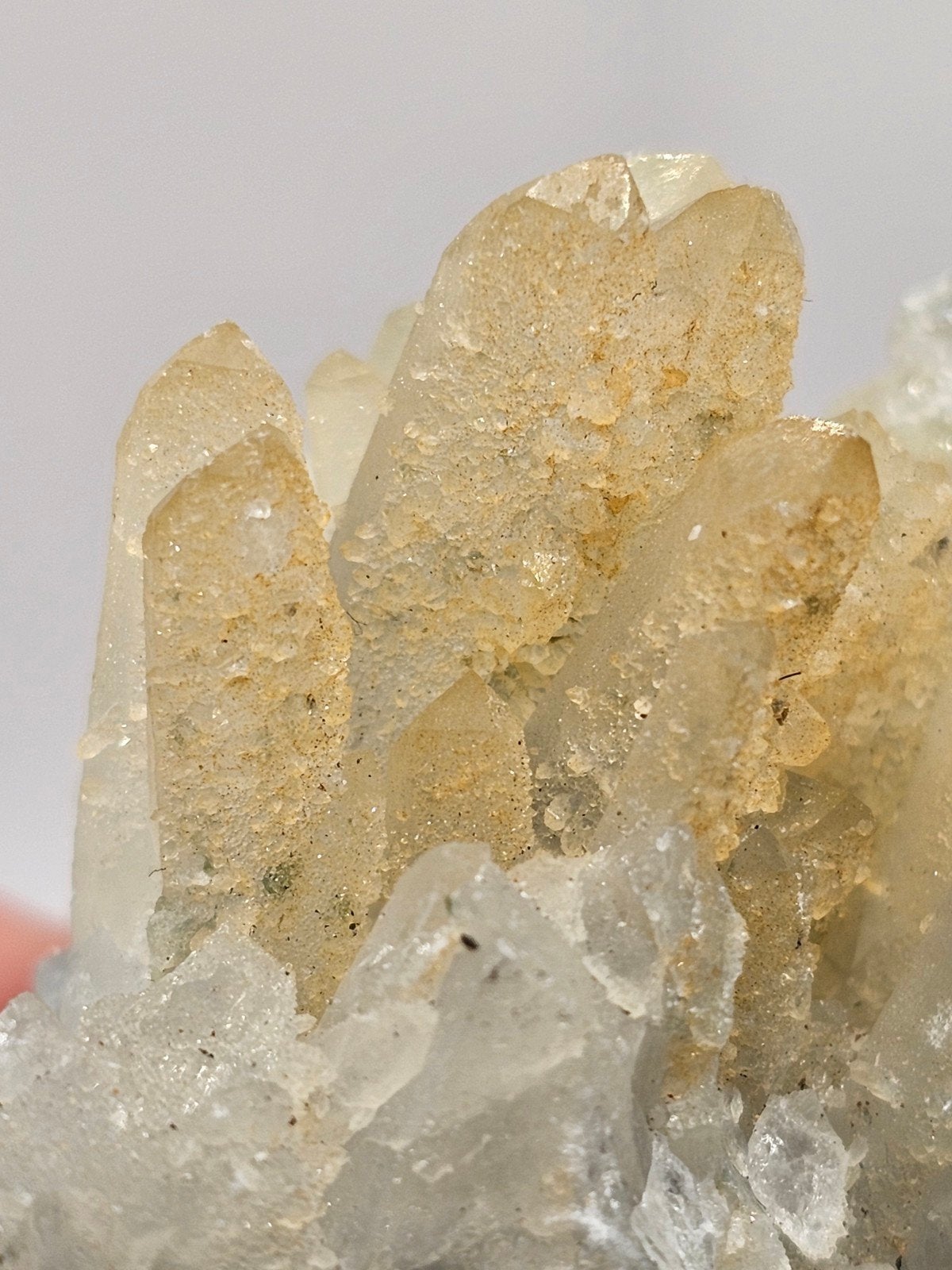 Suiker Bergkristal met Pyriet uit Bulgarije, Verzamelen, Mineralen en Fossielen, Ophalen of Verzenden, Mineraal