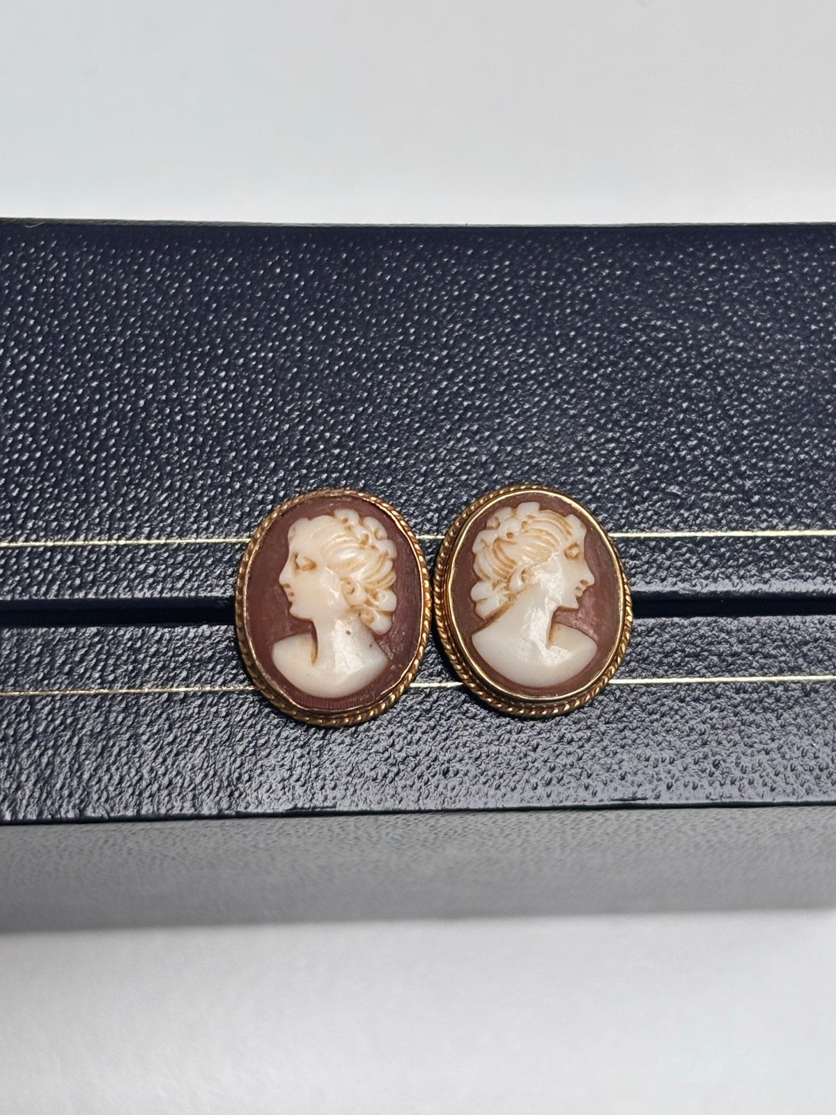 Vintage 9kt Goud Camee Oorbellen - Klassieke Elegantie, Sieraden, Tassen en Uiterlijk, Ophalen of Verzenden, Zo goed als nieuw
