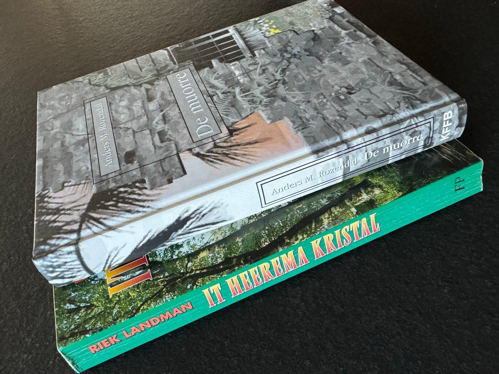 2 Friese boeken: De muorre & It Heerema Kristal, Ophalen of Verzenden, Gelezen, Nederland