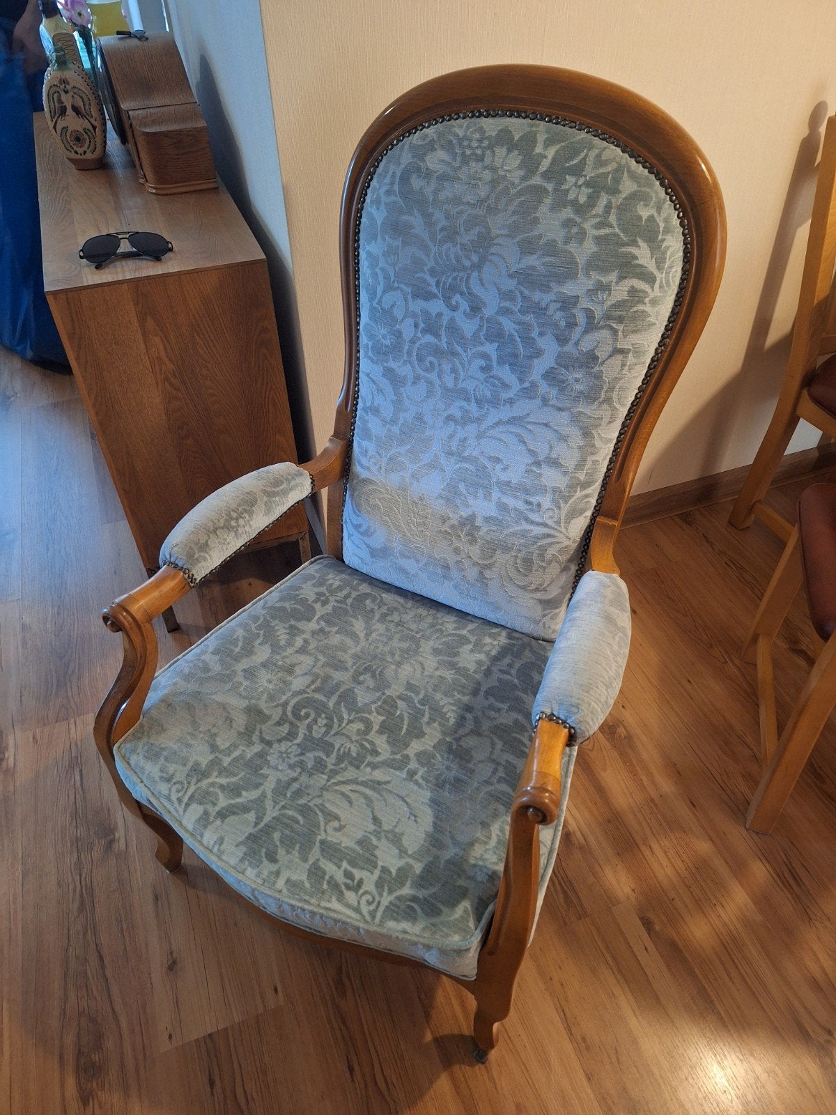 Antieke fauteuil met sierlijke houtsnijwerk en bekleding, Ophalen