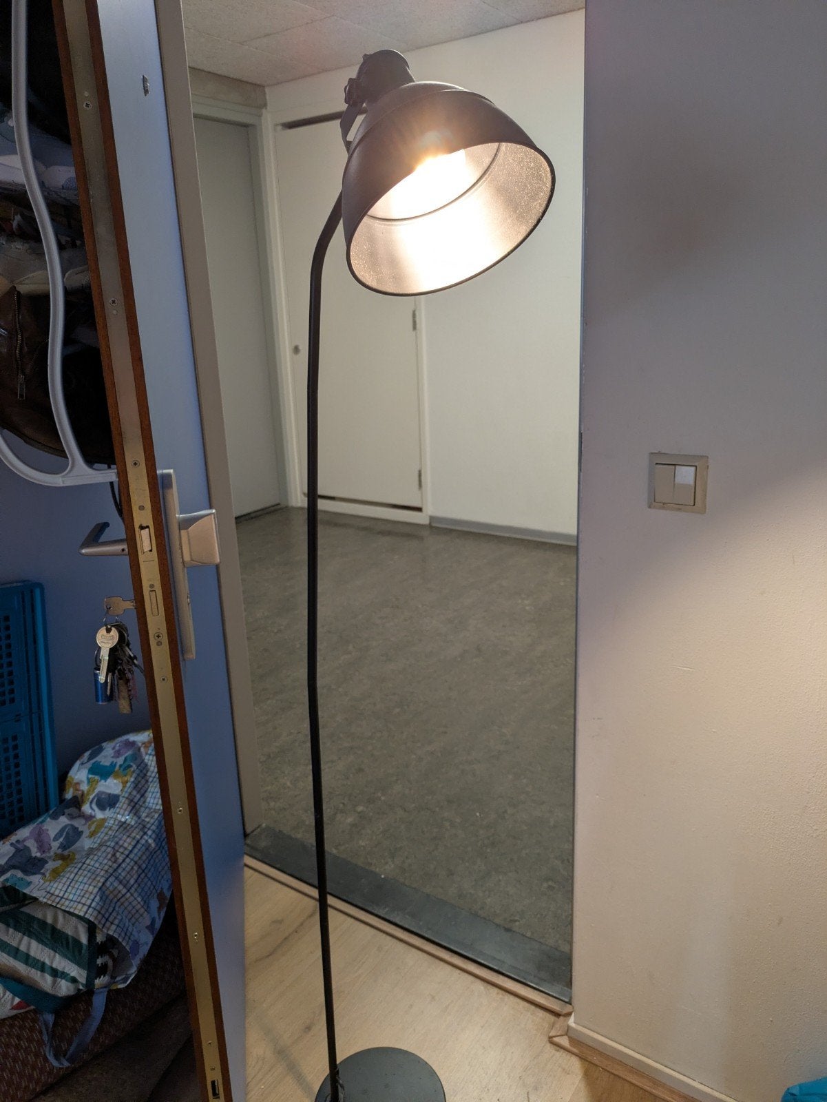 Zwarte staande lamp - Modern design, Ophalen, Gebruikt, E27 (groot), Metaal
