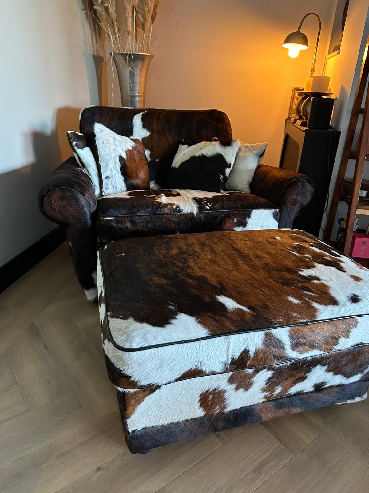 Loveseat met hocker Pakhuis 21. Koeienhuid., Huis en Inrichting, Banken | Sofa's en Chaises Longues, Ophalen, Gebruikt, Eenpersoons