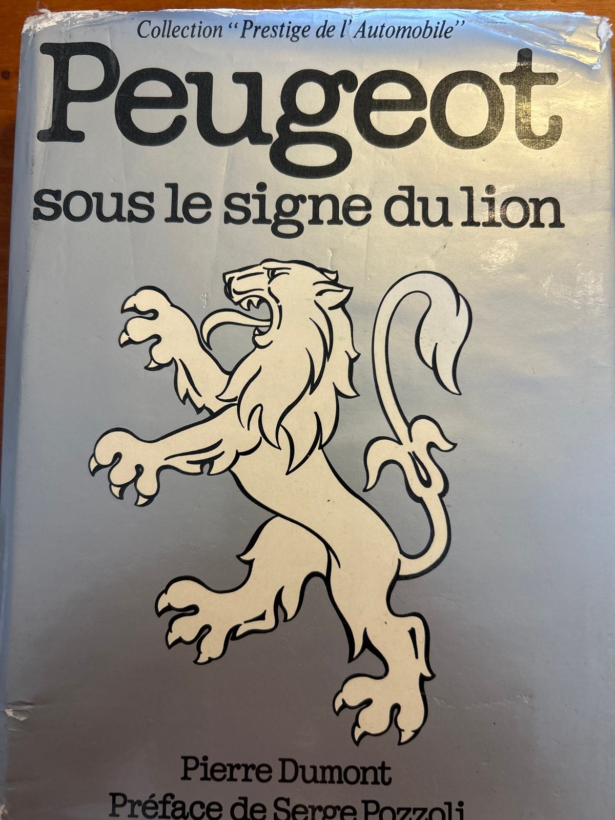 Boek: Peugeot Sous le signe du Lion - Pierre Dumont, Ophalen of Verzenden, Gelezen, Peugeot