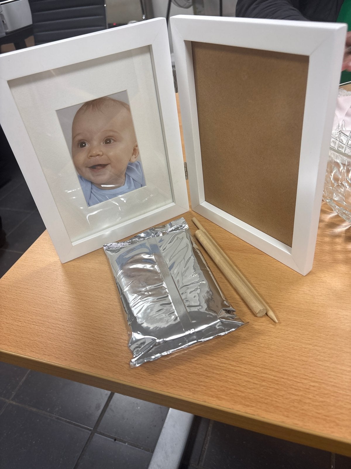 Witte fotolijst met gipsafdrukset voor babyhandje/voetje, Nieuw, Ophalen of Verzenden, Fotolijst, Met glas