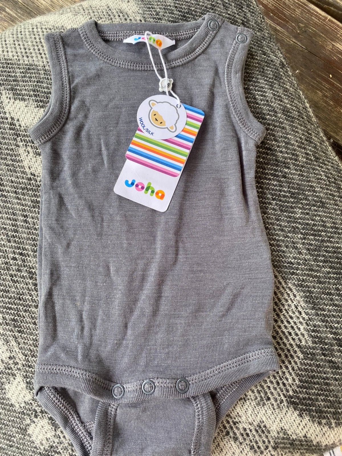 Fijn mouwloos rompertje JOHA mt 56/62 wol & zijde, Verzenden, Nieuw, Jongetje of Meisje, Nacht- of Onderkleding