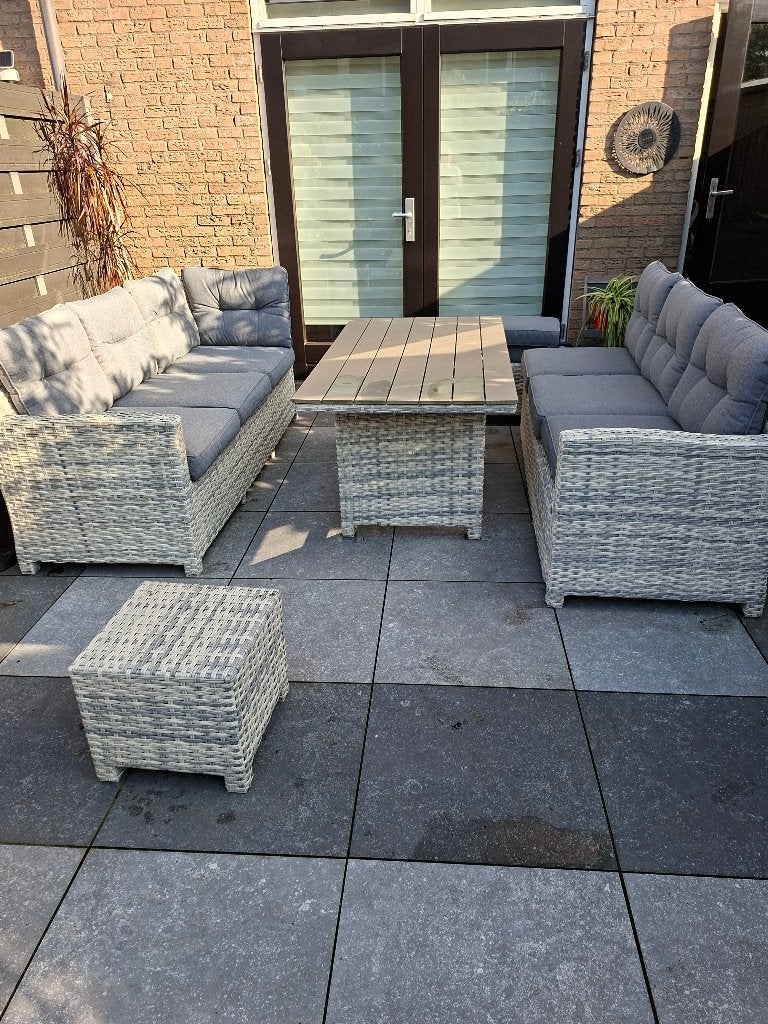 Comfortabele witte tuinset met grijze kussens