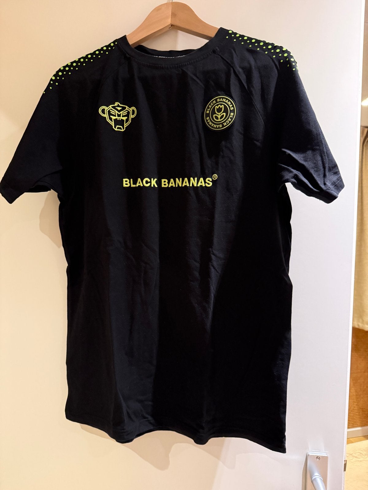 Black Bananas T-shirt Zwart met Gele Details, Ophalen of Verzenden, Zo goed als nieuw, Maat 52/54 (L), Zwart