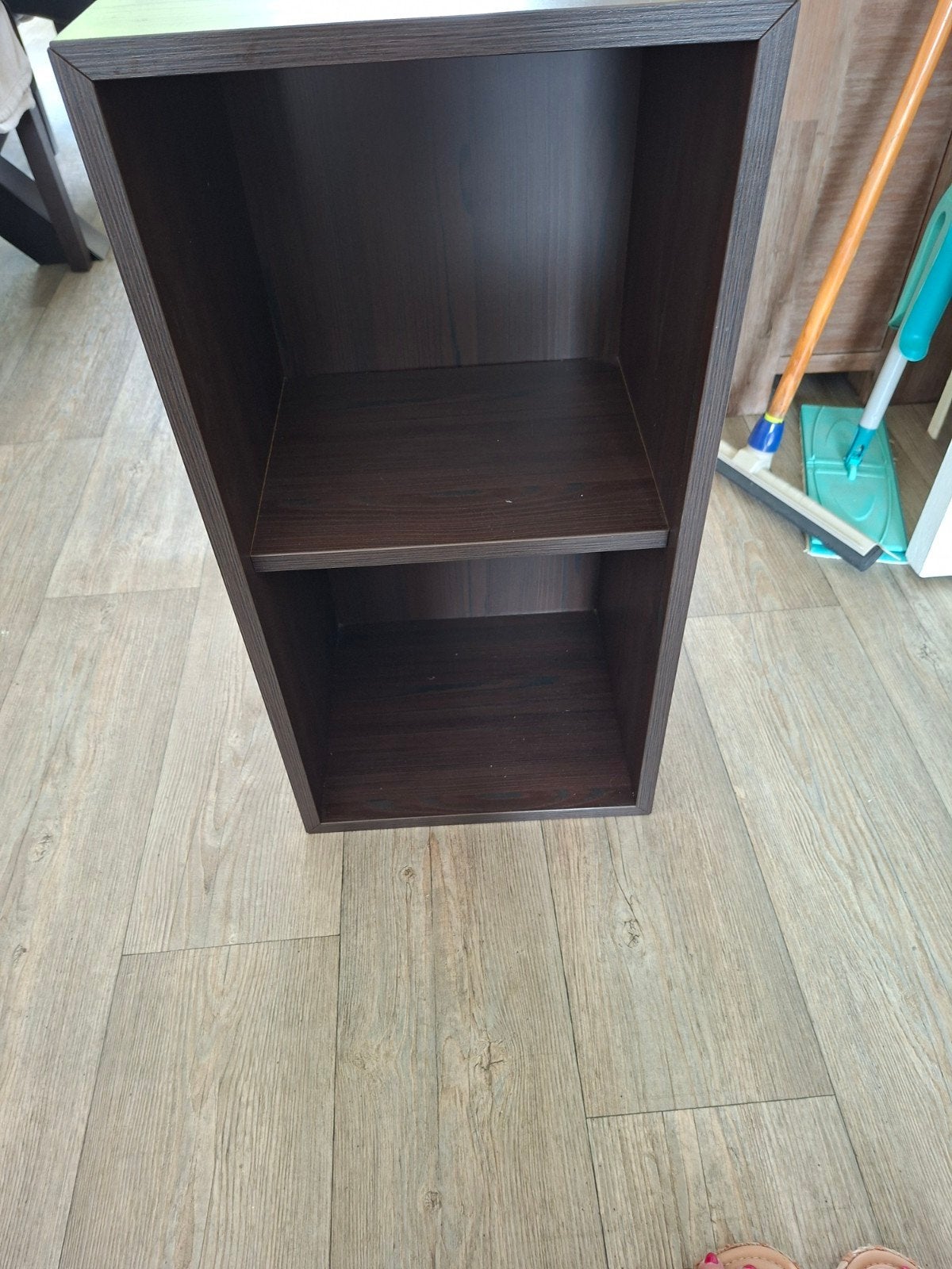 Donkerbruin smal kastje met een plank met ophangbeugel., Ophalen, Met plank(en), Minder dan 50 cm, Gebruikt