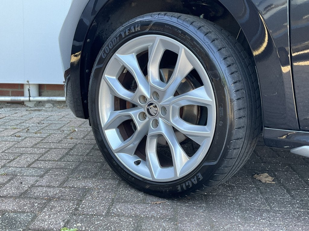 Skoda Kamiq 1.0 TSI Automaat Adapt.Cruise Carplay Pano Stoel, Auto's, Skoda, Automatische klimaatregeling, Gebruikt, 620 kg, Zwart