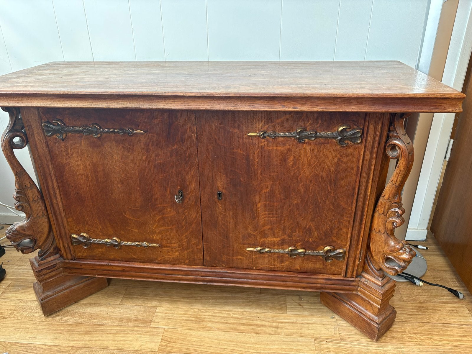 Antieke eikenhouten kast met leeuwenkoppen, Antiek en Kunst, Ophalen