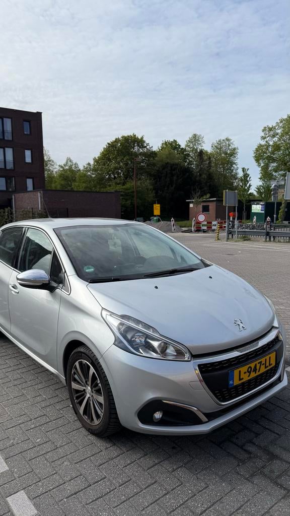 Peugeot 208 1.2 VTI 60KW/82PK 5-D 2017 Grijs, Auto's, Voorwielaandrijving, 31 €/maand, 1199 cc, Handgeschakeld