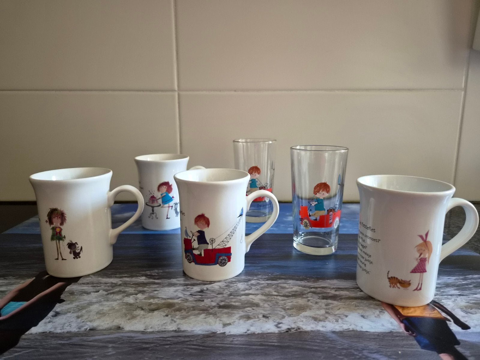 set mokken & twee glazen Pluk van de Petteflet Douwe Egberts, Ophalen of Verzenden, Glas, Overige stijlen, Kop(pen) en/of Schotel(s)