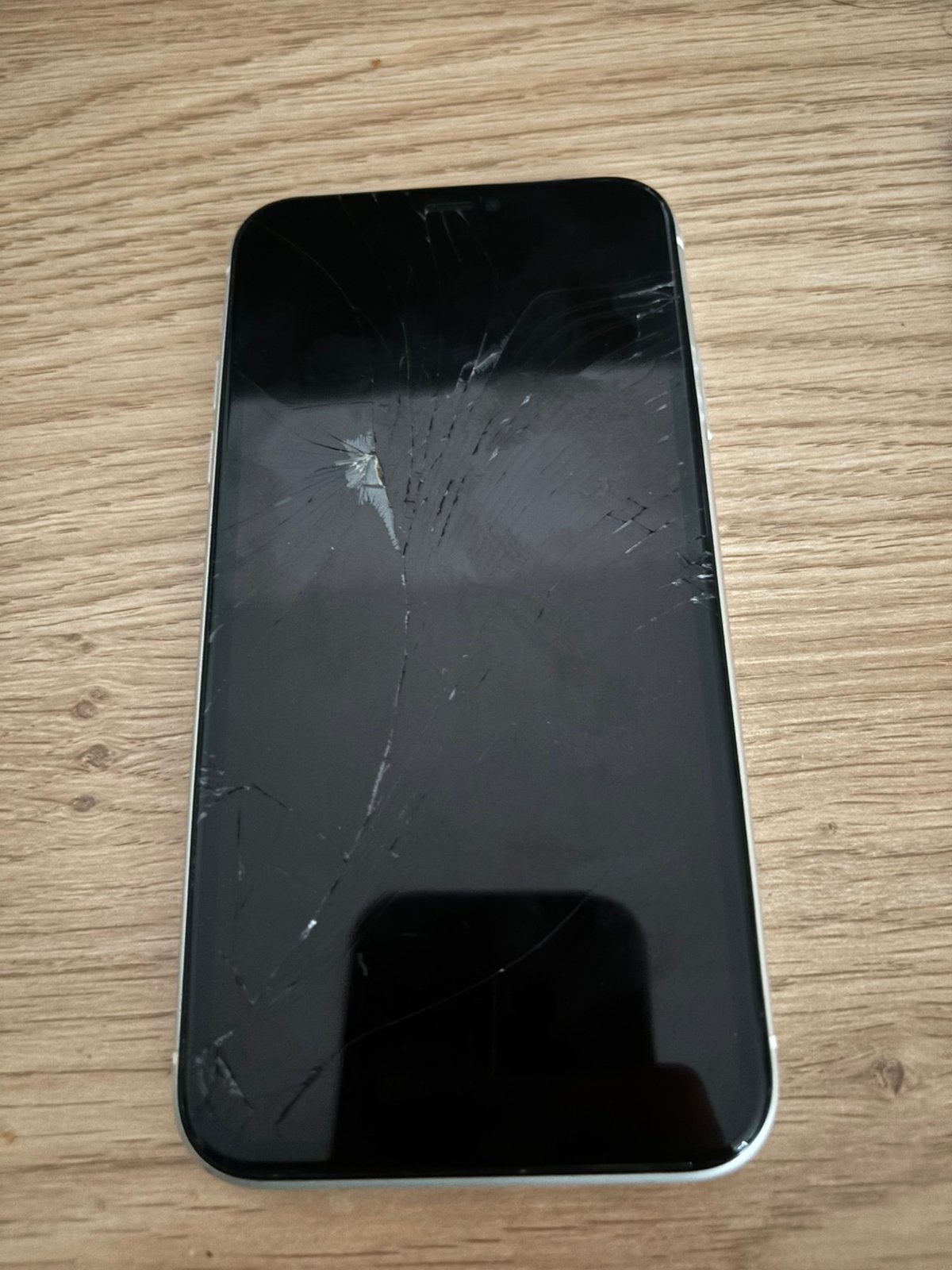 Iphone 11 wit - werkt goed,  scherm gebarsten., Ophalen, Wit, IPhone 11, Zo goed als nieuw