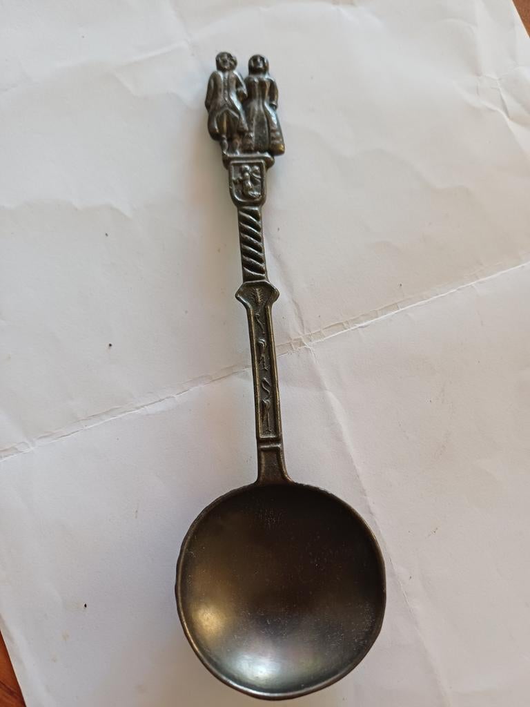 Decoratieve tinnen lepel met traditioneel Hollands tafereel, Antiek en Kunst, Antiek | Bestek, Ophalen of Verzenden