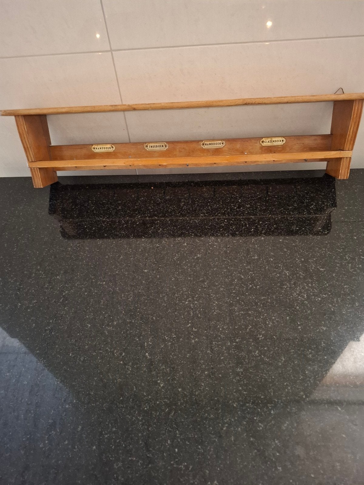 Vintage houten wandkapstok met labels, Wandkapstok, Gebruikt, Ophalen of Verzenden, Minder dan 100 cm
