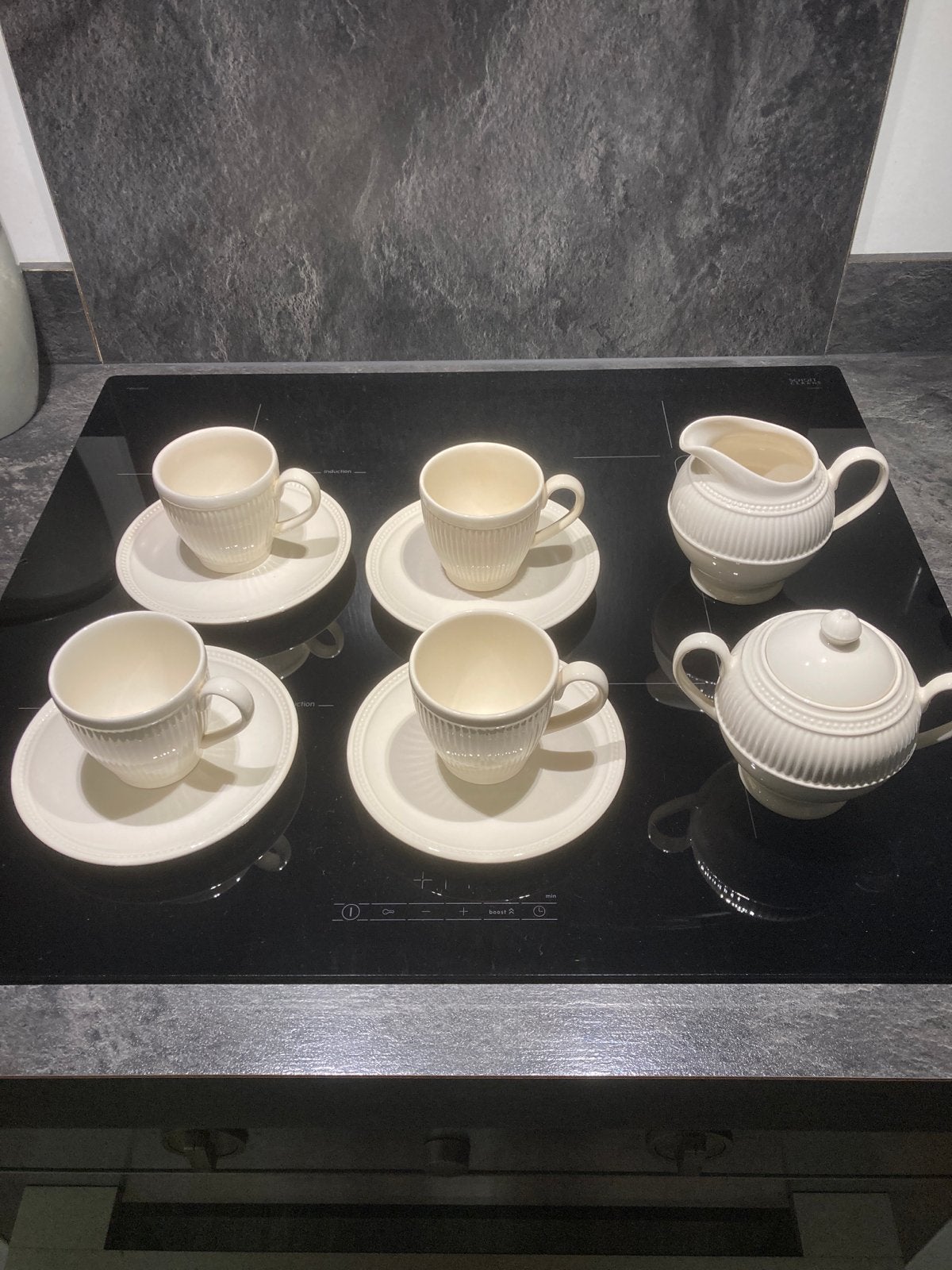 Prachtig crèmekleurig theeservies - 4 kopjes, suikerpot, mel, Ophalen of Verzenden, Zo goed als nieuw, Kop(pen) en/of Schotel(s)
