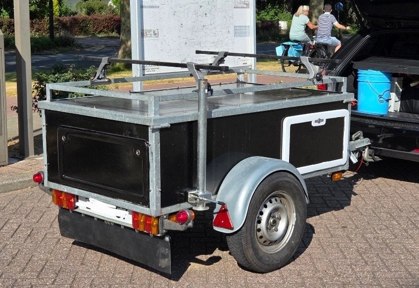 Compacte kampeer aanhanger met uitschuifbare keuken en opsla, Ophalen