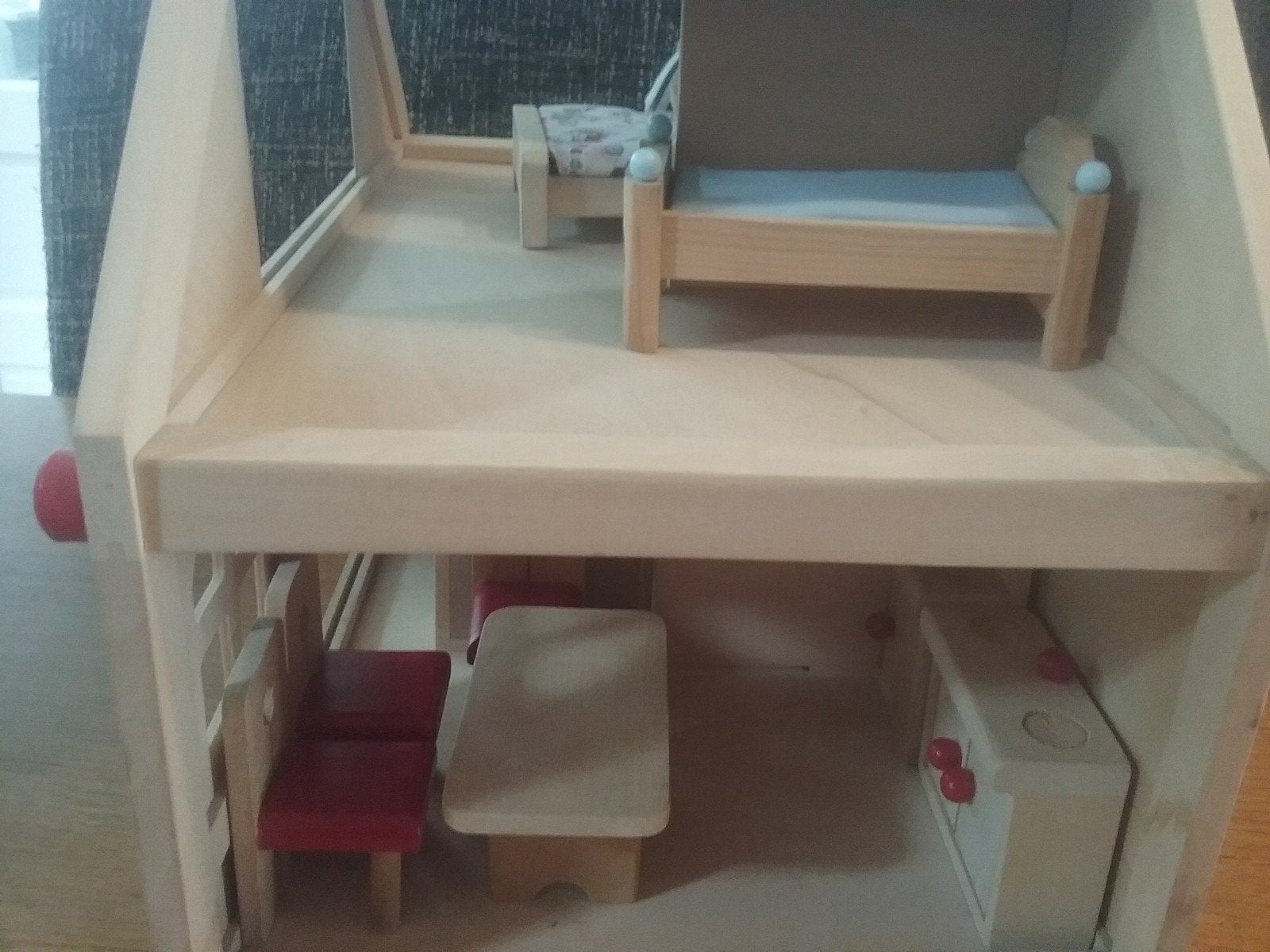 Houten poppenhuis met meubels  en poppen, Ophalen, Poppenhuis