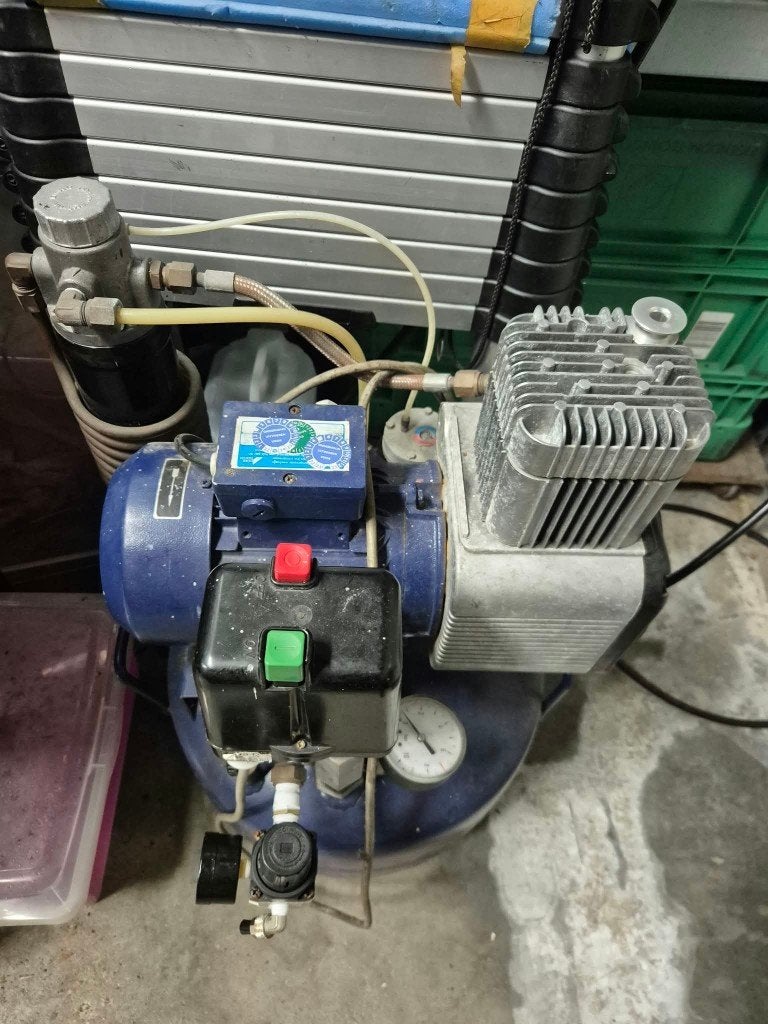 Compressor Durr 5110 met luchtdroger, reduceer ventiel, 230V, Ophalen, Gebruikt, 6 tot 10 bar, Minder dan 200 liter/min