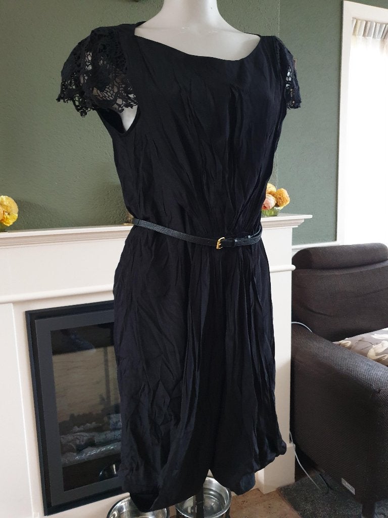 10 Feet geheel nieuwe zwarte jurk met riem mt L 42, Kleding | Dames, Verzenden, 10 Feet, Zwart, Nieuw