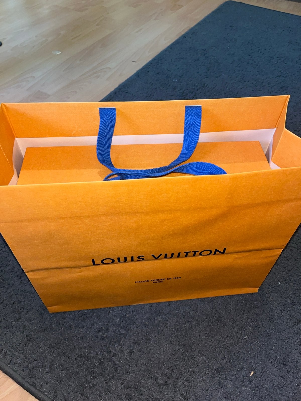 Louis Vuitton papieren tassen en doos - Set van 2, Verzamelen, Merken en Reclamevoorwerpen, Zo goed als nieuw, Verpakking, Ophalen of Verzenden