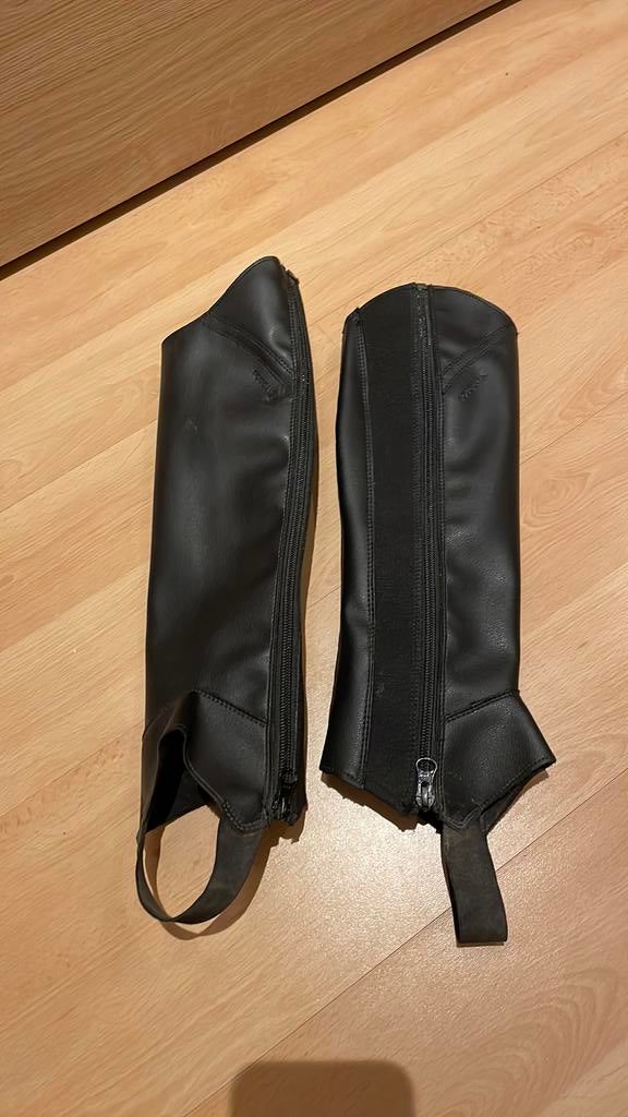 Fouganza minichaps zwart leer kind, Ophalen, Zo goed als nieuw, Cap