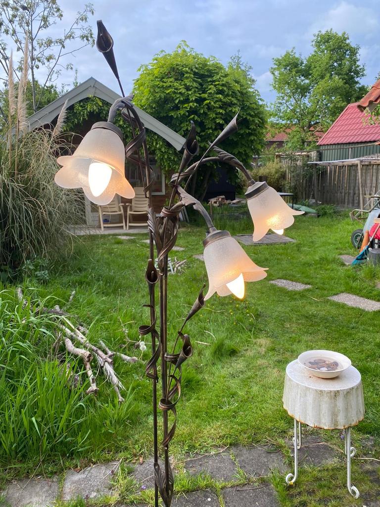 Unieke smeedijzeren vloerlamp met bloemvormige kappen, Ophalen, Gebruikt, Metaal, 150 tot 200 cm
