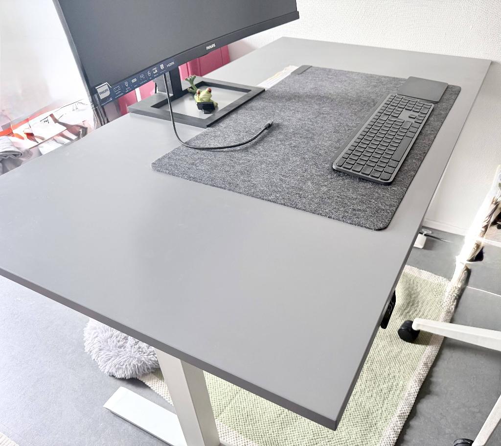 IKEA Standing Desk, Huis en Inrichting, Bureaus, Ophalen, Spaanplaat of MDF, In hoogte verstelbaar, Zo goed als nieuw