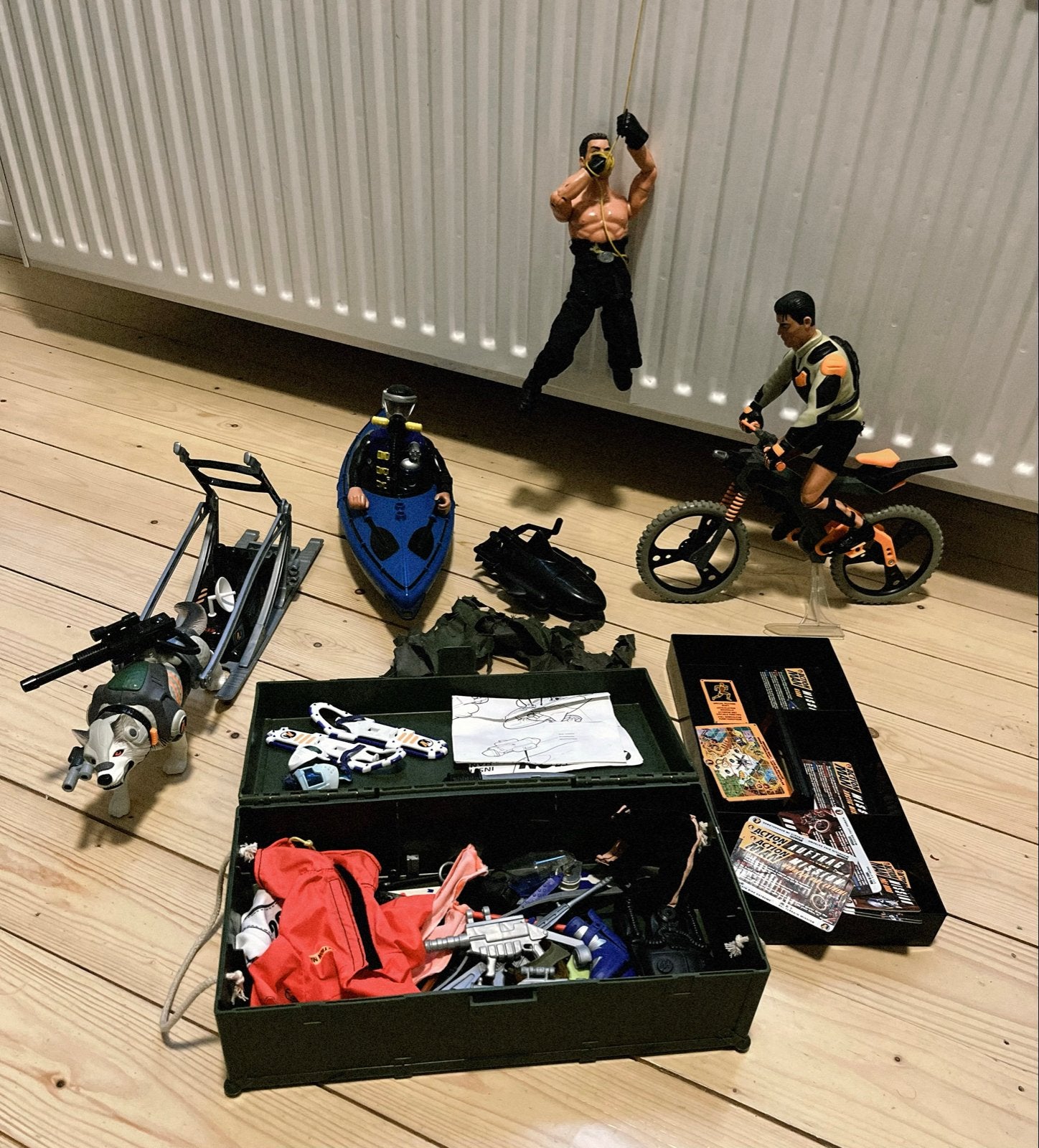 Action Man jaren 90, 3 figuren + mountainbike, boot en slee, Ophalen of Verzenden, Gebruikt